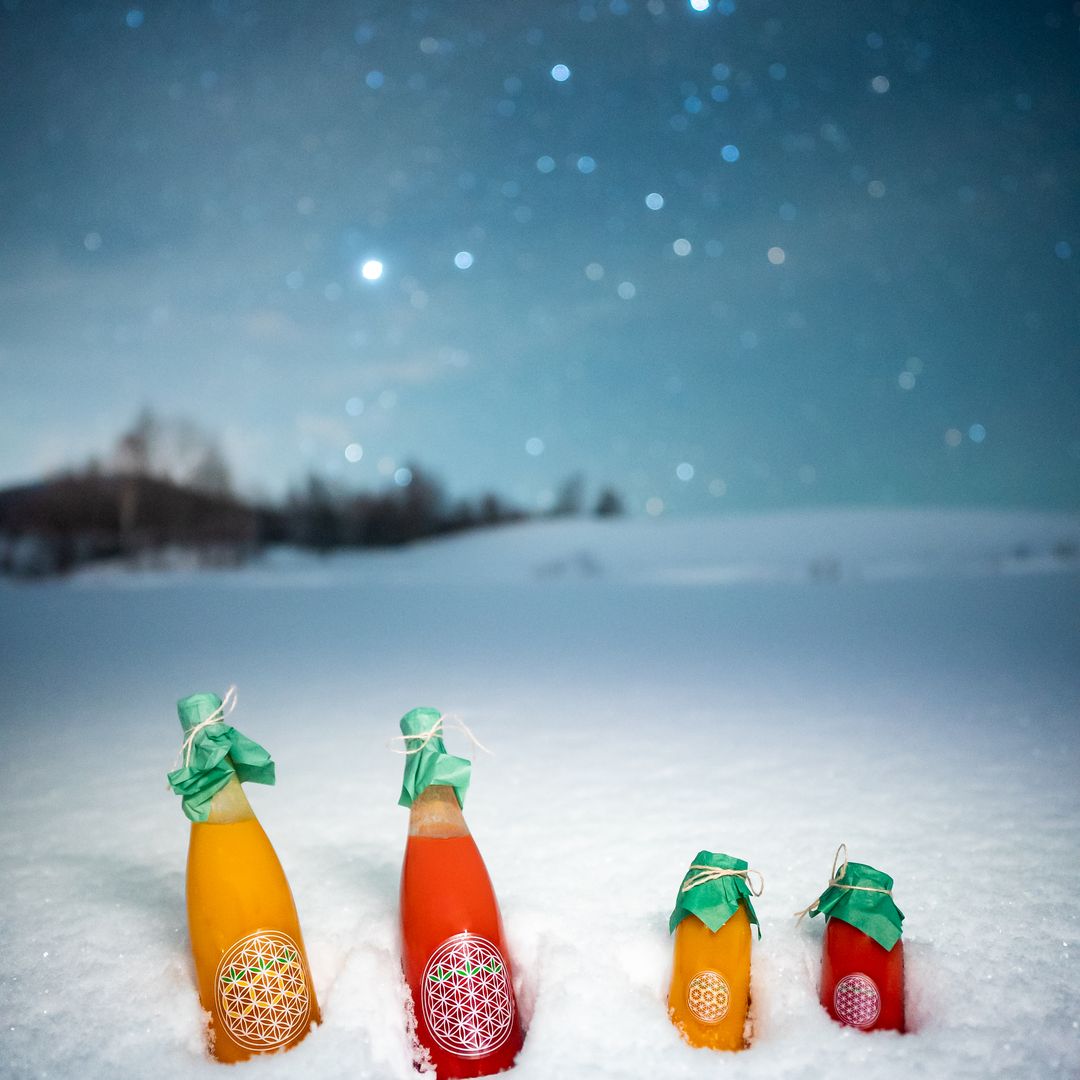 雪原に並ぶジュースの瓶と冬の星空