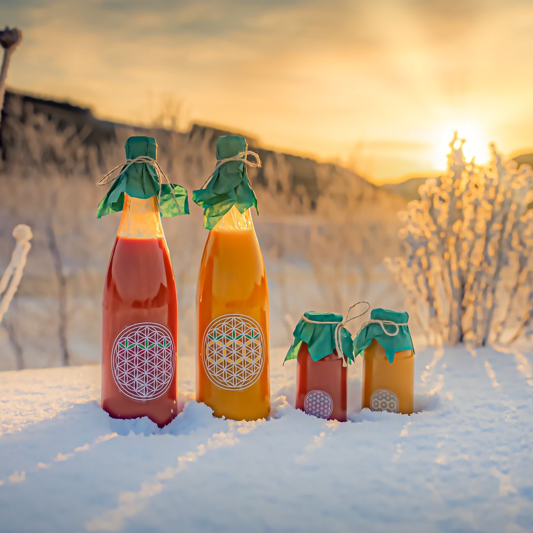 夕暮れの雪原に並べたジュースの瓶